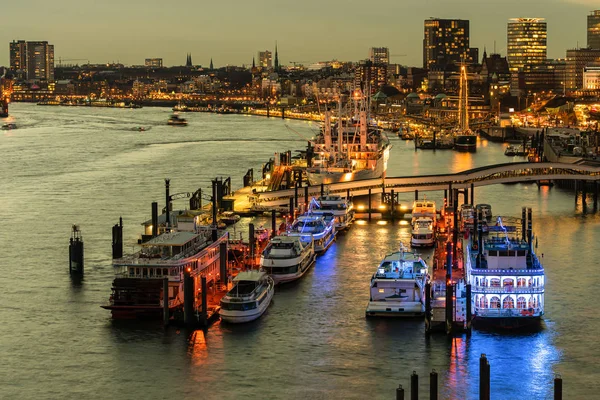 Hamburg limanı akşam bir üst görünümünden