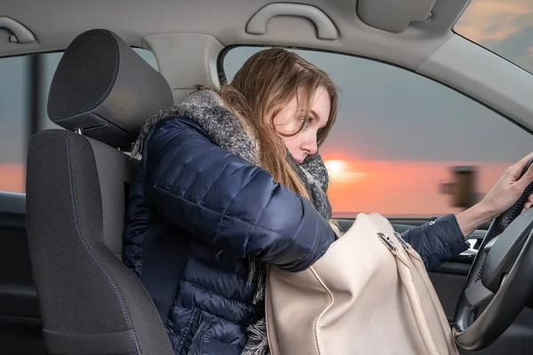 젊은 여자는 차를 운전 하는 동안 산만 — 스톡 사진