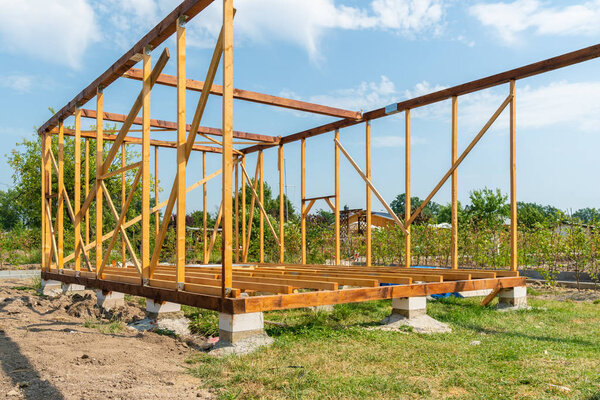 Летний домик из дерева построен на участке
