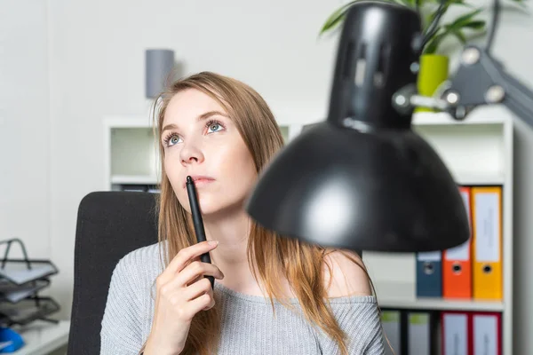 Mujer joven en la oficina se pierde en el pensamiento — Foto de Stock