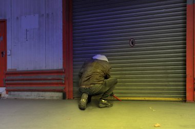 bir hırsız levye ile bir şirket bir kapı kırmaya çalışır