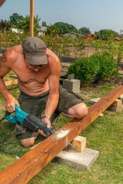 handyman elektrikli testere ile bir kiriş ile testere