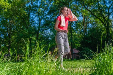 çalışan eğitim genç kadın yüzünde bir havlu ile ter siler