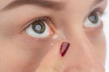 Bir kadın kontakt lens kullanmak istiyor