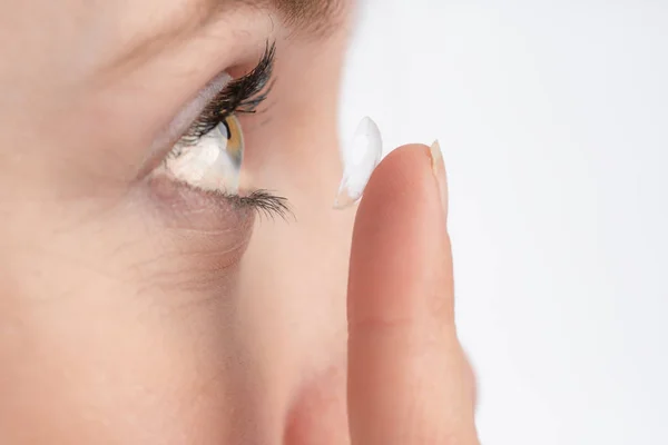 Close-up van een vrouw die een contactlens wil gebruiken — Stockfoto