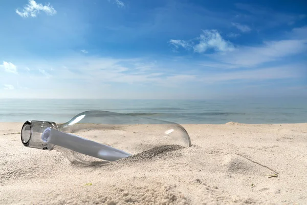 A message in a bottle lies on a lonely beach — Stock Photo, Image