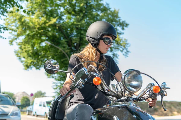 Una joven conduce un scooter y se mira en el espejo retrovisor — Foto de Stock