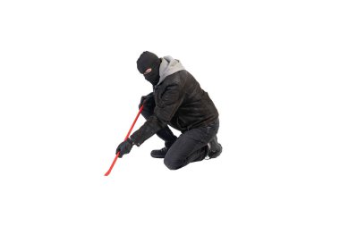 beyaz bir arka plan karşı levye ve maske ile bir hırsız diz
