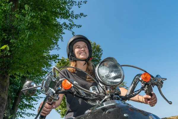 Молодая женщина ездит на мотороллере и улыбается — стоковое фото