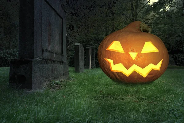 Um assustador sorriso halloween abóbora encontra-se em um cemitério — Fotografia de Stock
