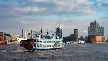 Hamburg-Almanya 29 Aralık 2017: Elbe Nehri üzerindeki Louisiana Yıldızı
