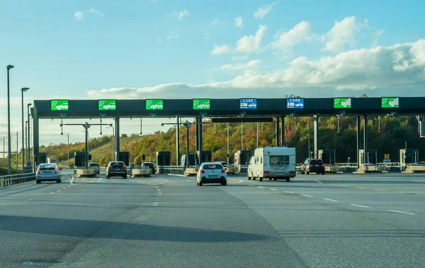 Dinamarca-19 de outubro de 2018: Estação de pedágio rodoviário em uma rodovia na Dinamarca — Fotografia de Stock