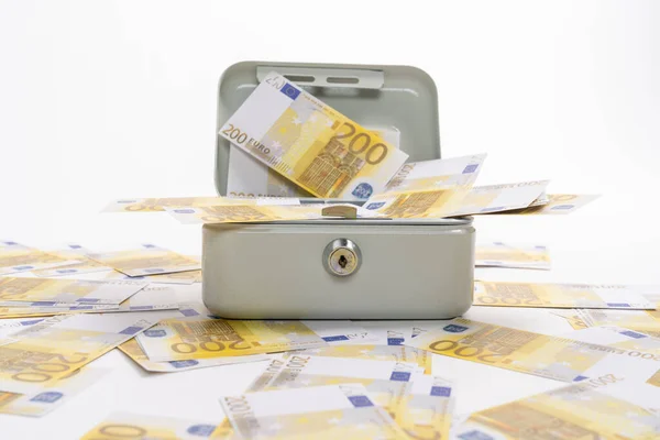 Viele 200-Euro-Scheine über Portokasse verstreut — Stockbild Viele 200 Euro Scheine Über Portokasse Verstreut — Stockfoto