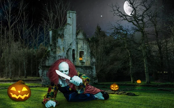 Clown Effrayant Halloween Devant Vieil Immeuble Menace Couteau — Photo