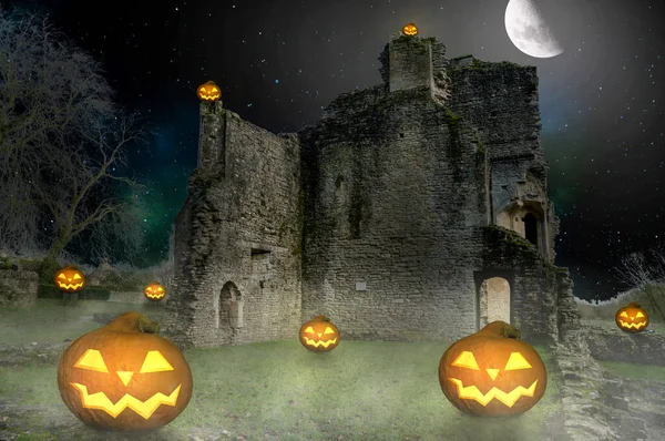 Veel Enge Halloween Pompoen Lantaarns Voor Een Oud Kasteel Nachts — Stockfoto