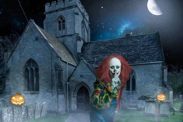 Clown Effrayant Halloween Devant Une Vieille Église Nuit — Photo