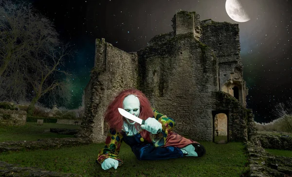Clown Halloween Maléfique Avec Couteau Devant Vieux Château Nuit — Photo