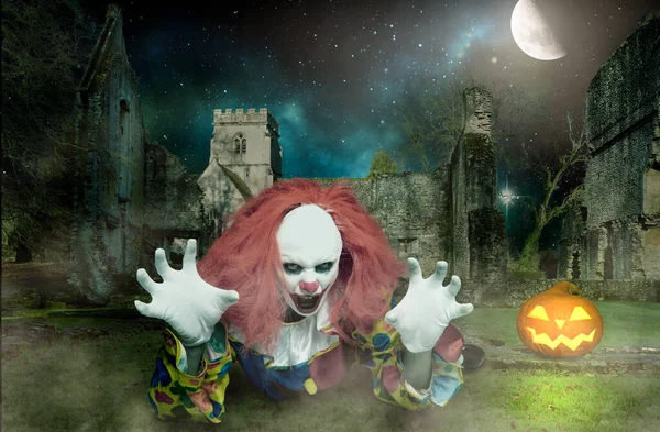 Een Angstaanjagende Clown Spookachtige Omgeving Steekt Zijn Handen Dreigend Naar — Stockfoto