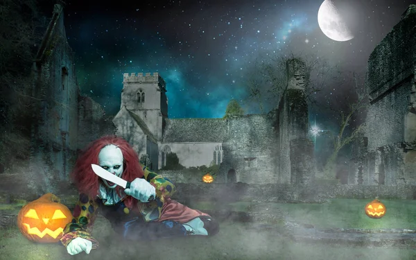 Palhaço Halloween Horror Com Uma Faca Frente Castelo Velho Noite — Fotografia de Stock