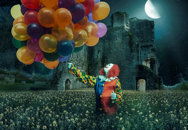 Een Clown Houdt Veel Ballonnen Tegen Een Griezelige Achtergrond — Stockfoto