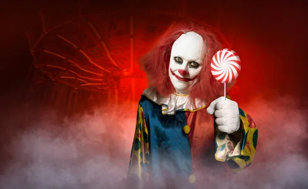 Ein Gruseliger Clown Vor Einem Karussell Versucht Mit Einem Lolli — Stockfoto