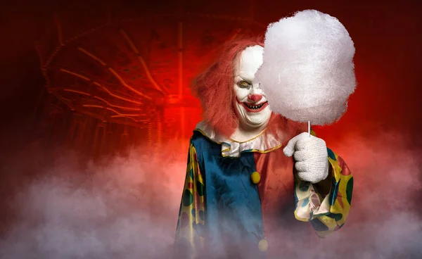 Ein Unheimlicher Clown Vor Einem Jahrmarkt Versucht Mit Zuckerwatte Locken — Stockfoto