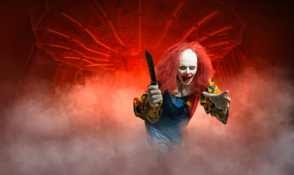 Ein Verrückter Clown Vor Einem Karussell Greift Mit Einem Messer — Stockfoto