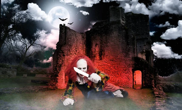 Ein Böser Clown Vor Einer Alten Burgruine — Stockfoto