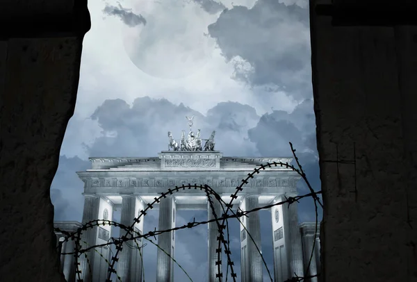 分断の象徴として有刺鉄線の壁の後ろにあるブランデンブルク門 — ストック写真
