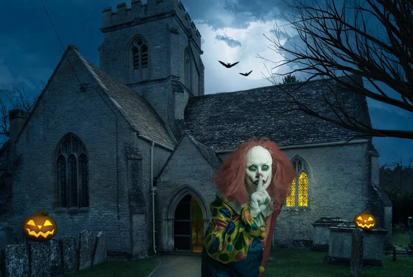 Een Enge Clown Voor Een Kerk Houdt Zijn Vinger Tegen — Stockfoto