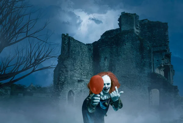 Clown Fou Avec Ballon Dans Une Scène Sombre Vieux Château — Photo