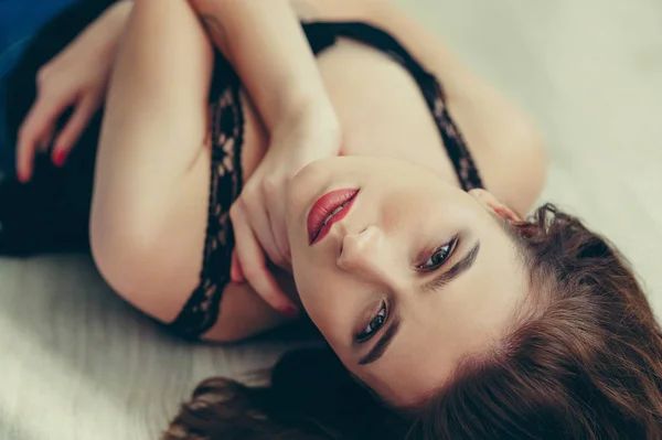 Güzel esmer kız ile telafi etmek döşeme ve yere poz. Fotoğrafı kapatın