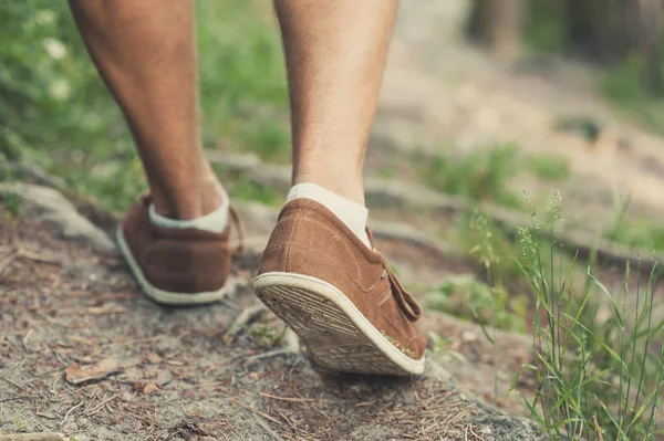 Close Sapatos Homem Andando Floresta — Fotografia de Stock