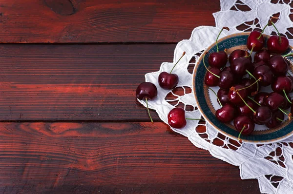 Cerises Rouges Fraîches Fruits Sur Assiette Sur Fond Rustique Bois — Photo