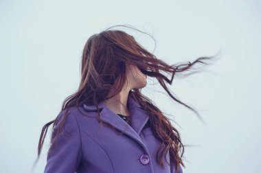 Uzun kahverengi saçları rüzgarda çırpınan kadın portresi. Metin için yer kopyalayın. Güzel Sanatlar