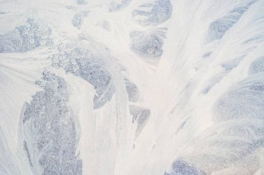 Frost doku penceresinde yatay çekim. Buzlu yüzeyi