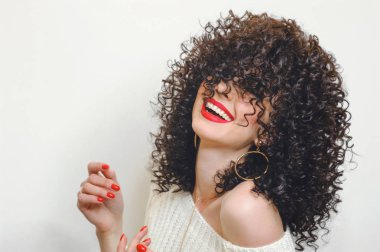 Işınlama smil ile güzel esmer kadının Yaşam tarzı portre