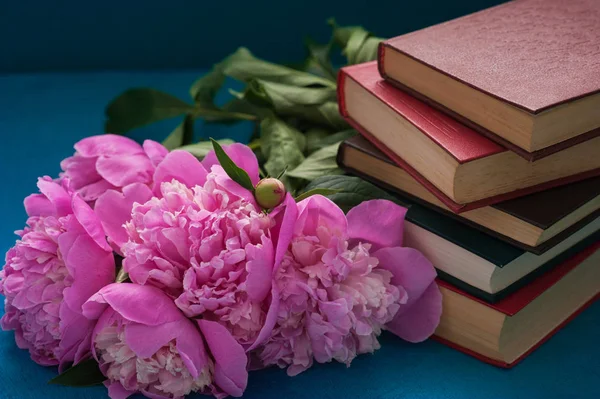 Şakayık çiçeklerle kitap. Öğretmenler Günü konsepti. Kadın günü