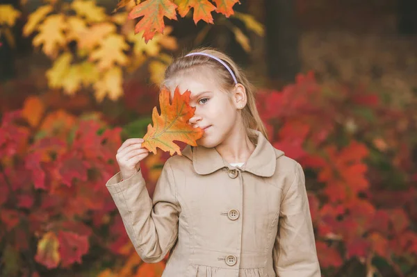 Retrato Cerca Una Niña Hermosa Con Ojos Verdes Que Para — Foto de Stock