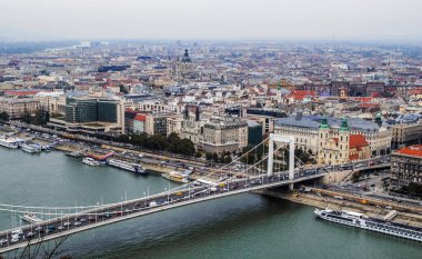 Sonbaharda Elisabeth Köprüsü ve Budapeşte 'nin muhteşem manzarası. Budin ve Pest 'i Tuna Nehri' ne bağlayan Elisabeth Köprüsü. Kuş bakışı.