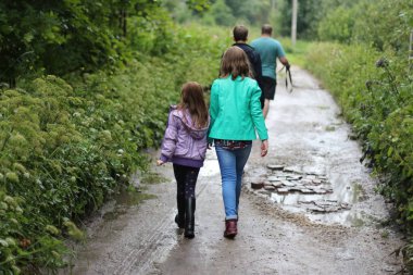 arkadaş grubu yağmur sonra yürümek