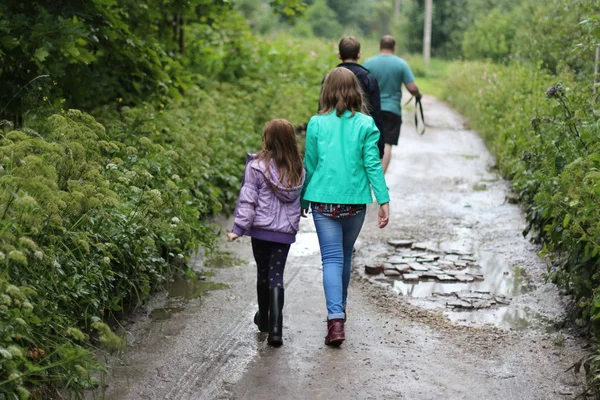 arkadaş grubu yağmur sonra yürümek