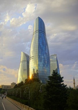 Yağmurlu bulutlar öğleden sonra alev kuleleri Bakıda yaklaşıyor