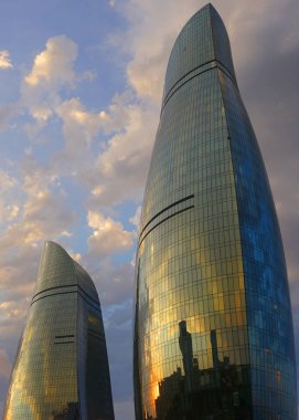 İki alev kule yağmurlu bulutlar bu görüş erişmeye çalıştığınız süre Bakıda görünümünü