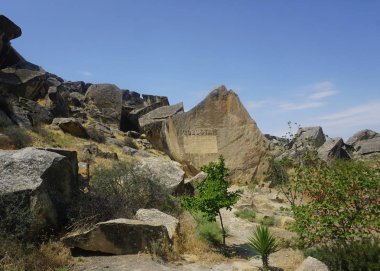 Kobustan Rayonu Petroglyphes Açık Hava Müzesi yazıt mavi gökyüzünün altında