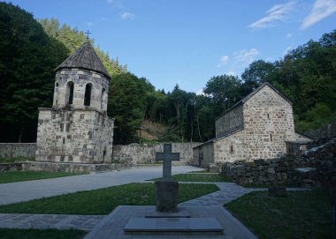 Borjomi Mtsvane yeşil Manastırı çapraz çan kulesi ve kilise
