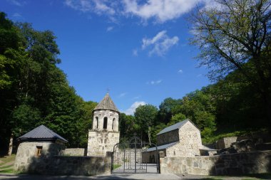 Borjomi Mtsvane yeşil Manastırı bütün karmaşık görünümü