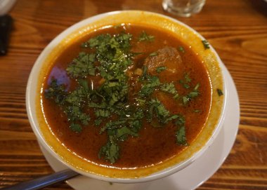 Bir kasede servis Gürcü geleneksel Kharcho işkembe çorbası