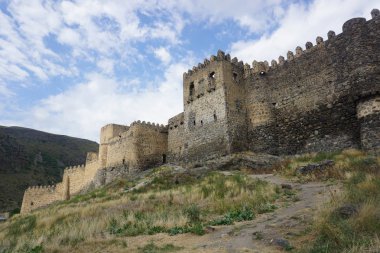 Khertvisi kale duvarı ortak görüş mavi gökyüzü ile
