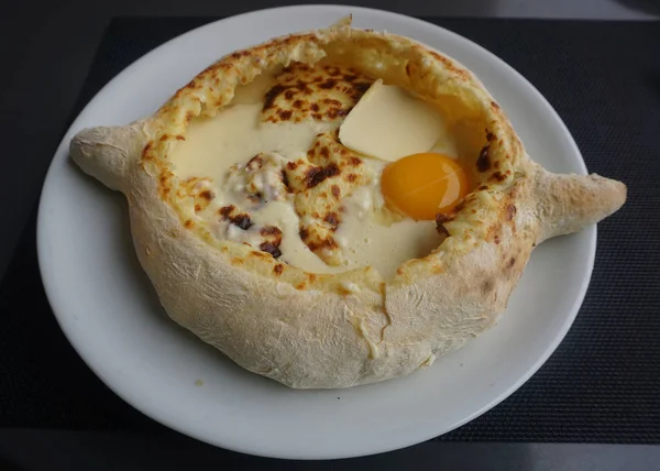 Khachapuri Ajaruli Géorgien Servi Avec Beurre Des Œufs Sur Une — Photo